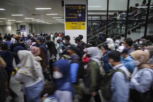 Kepadatan di di Stasiun Manggarai, Selasa (28/3/2023). Foto: Rivan Awal Lingga/Antara Foto