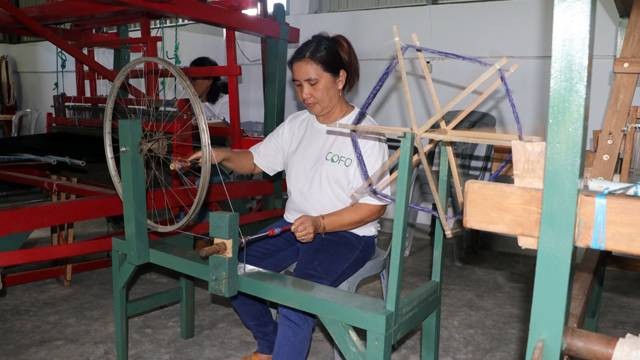 Pembuatan kain tenun Kofo, kain khas SulawesI Utara.
