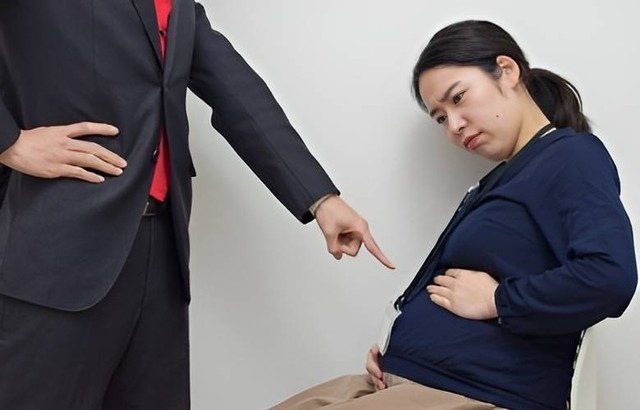 Foto ilustrasi maternity harassement sumber:https://www.shutterstock.com/id/image-photo/young-pregnant-asian-woman-receives-maternity-2058472985