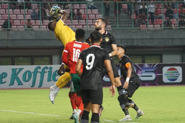 Duel antara pemain Timnas Indonesia saat melawan Burundi di Stadion Patriot Candrabhaga, Bekasi, Jawa Barat, Sabtu (25/3/2023). Foto: Iqbal Firdaus/kumparan