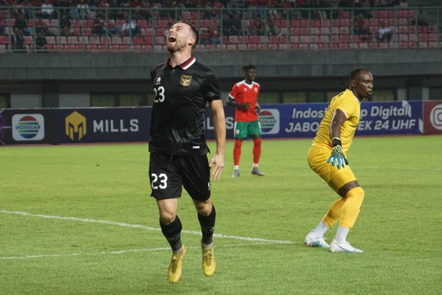 Ekspresi pemain Timnas Indonesia Marc Klok saat melawan Burundi di Stadion Patriot Candrabhaga, Bekasi, Jawa Barat, Sabtu (25/3/2023). Foto: Iqbal Firdaus/kumparan