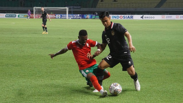 Pemain Timnas Indonesia Pratama Arhan saat melawan Burundi di Stadion Patriot Candrabhaga, Bekasi, Jawa Barat, Sabtu (25/3/2023). Foto: Iqbal Firdaus/kumparan