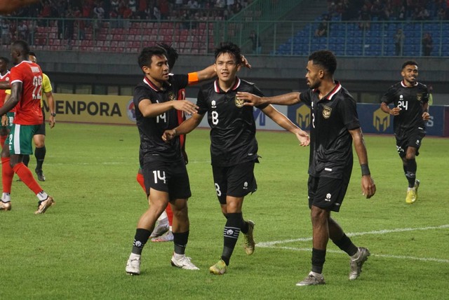 Selebrasi pemain Timnas Indonesia usai membobol gawang Burundi di Stadion Patriot Candrabhaga, Bekasi, Jawa Barat, Sabtu (25/3/2023). Foto: Iqbal Firdaus/kumparan