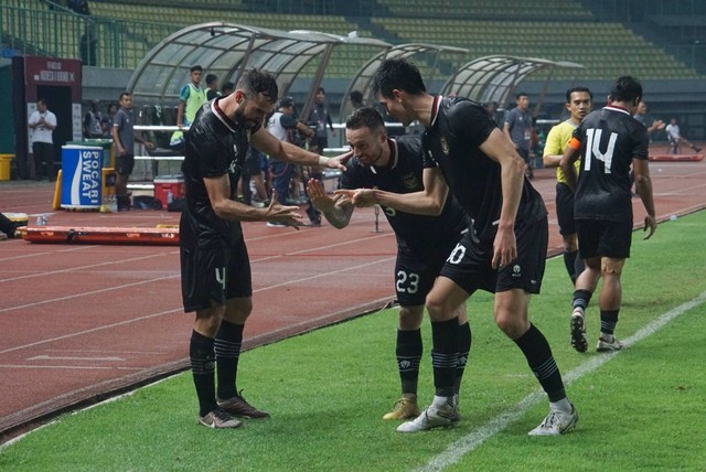 Selebrasi pemain Timnas Indonesia saat melawan Burundi di Stadion Patriot Candrabhaga, Bekasi, Jawa Barat, Sabtu (25/3/2023). Foto: Iqbal Firdaus/kumparan