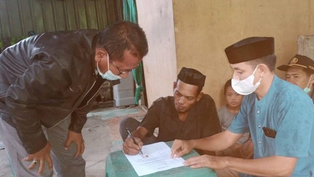 Taming membuat surat pernyataan usai viral memukul anaknya dengan ranting kayu secara bertubi-tubi. Foto: Istimewa