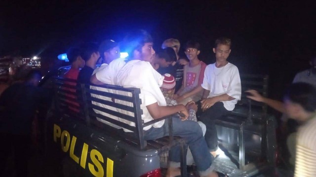 Puluhan remaja di Riau ditangkap polisi, saat hendak perang sarung, Senin (27/3/2023). Foto: Dok. Istimewa