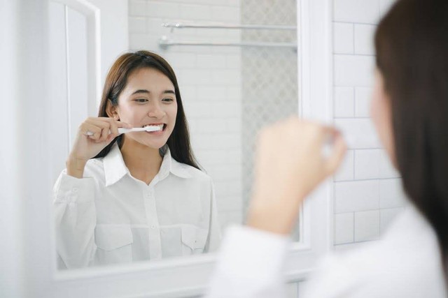 Ilustrasi wanita yang sedang menyikat gigi. Foto: Shutterstock