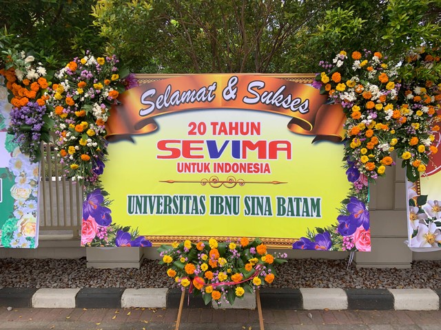 Karangan bunga dari Universitas Ibnu Sina Batam. (Foto: Dok. SEVIMA)