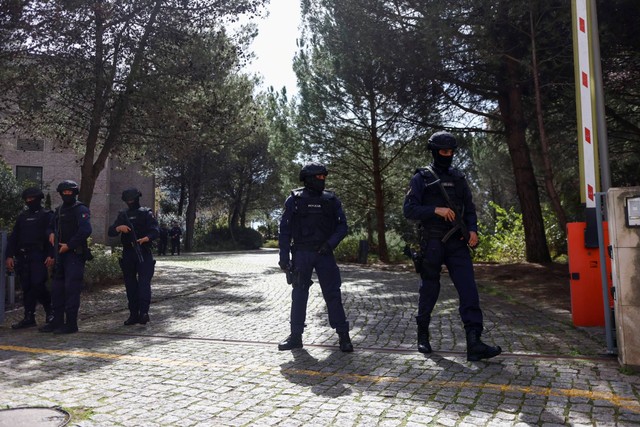 Petugas polisi berjaga di luar Ismaili Centre, setelah serangan pisau mematikan di Lisbon, Portugal, Selasa (28/3/2023). Foto: Pedro Nunes/REUTERS