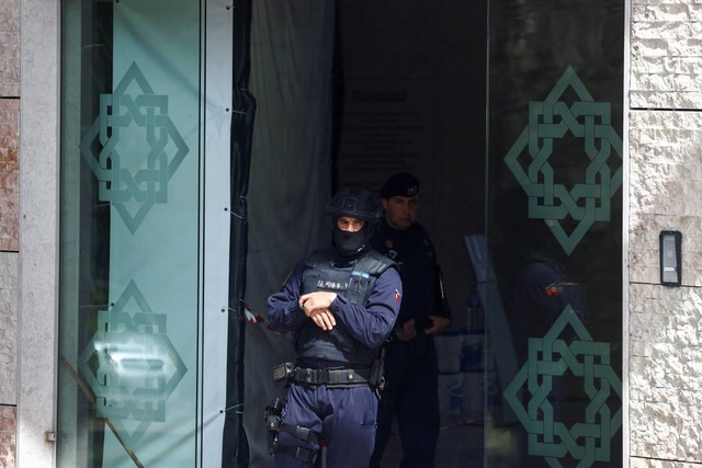 Petugas polisi berjaga di luar Ismaili Centre, setelah serangan pisau mematikan di Lisbon, Portugal, Selasa (28/3/2023). Foto: Pedro Nunes/REUTERS