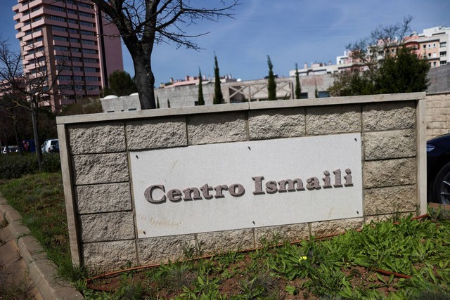 Tanda Ismaili Center terlihat di luar pusat setelah serangan pisau mematikan di Lisbon, Portugal, Selasa (28/3/2023). Foto: Pedro Nunes/REUTERS