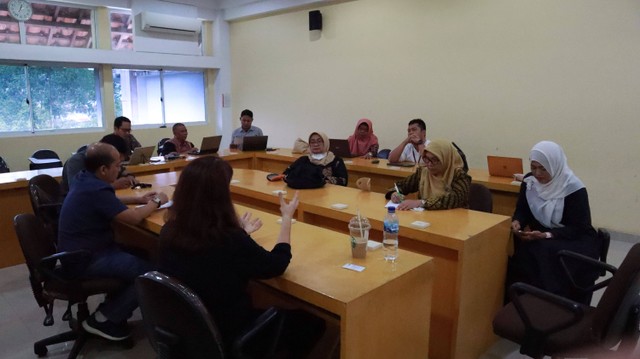 Prof. Naomi Mendel sedang berdiskusi dengan Pengajar yang ada di Universitas Muhammadiyah Yogyakarta. Sumber : IMaBs