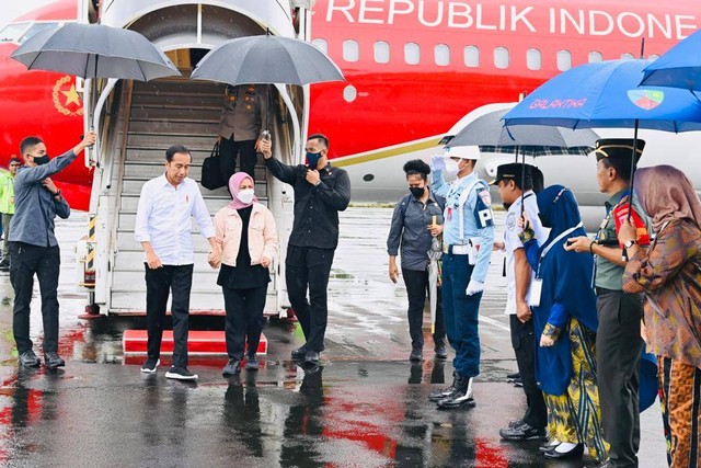 Presiden Jokowi bersama ibu Iriana tiba di Makassar untuk agenda kunjungan kerja. Foto: Laily Rachev - Biro Pers Sekretariat Presiden