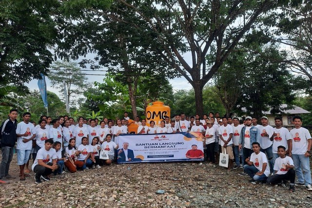 Relawan Orang Muda Ganjar (OMG) memberikan bantuan tandon air dan seragam sekolah untuk anak yatim di Desa Tulakadi, Kabupaten Belu, Nusa Tenggara Timur (NTT). Foto: Dok. Istimewa