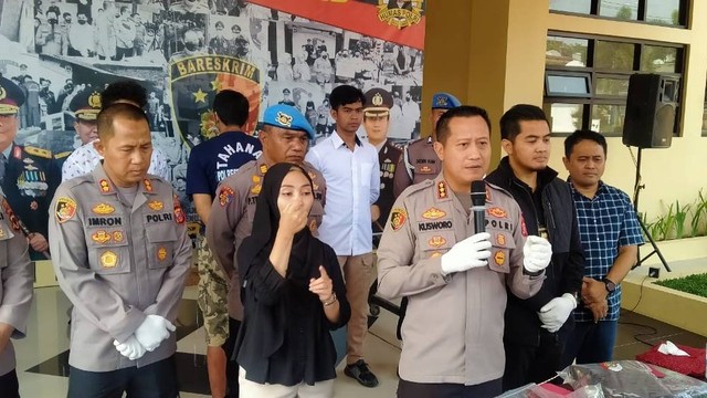 Konferensi pers kasus pembacokan pada Mantan Ketua KY, Jaja Ahmad Jayus, di Mapolresta Bandung, Rabu (29/3/2023).
 Foto: Rachmadi Rasyad/kumparan