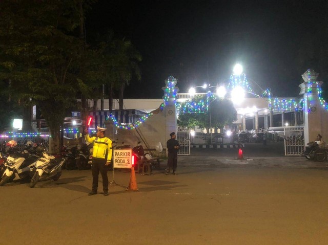 Polres Bangkalan Lakukan Pengamanan Sholat Tarawih di Masjid Agung