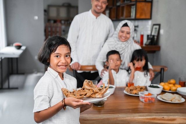 Ilustrasi anak belajar puasa. Foto: Odua Images/Shutterstock