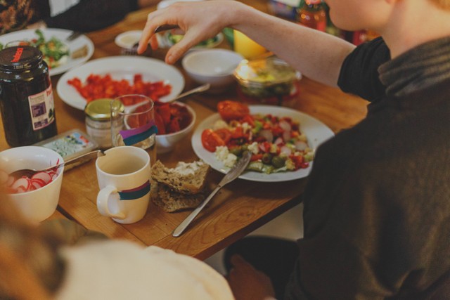 Rekomendasi Tempat Bukber di Karawang untuk Kumpul Rekan Kerja/Foto ini hanya ilustrasi dan bukan tempat aslinya. Sumber: Unsplash/Jasmin Schreiber