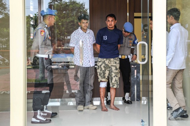 Polisi menggiring tersangka kasus pembacokan mantan Ketua Komisi Yudisial Jaja Ahmad Jayus, Aditya (ketiga kiri), di Polresta Bandung, Soreang, Kabupaten Bandung, Jawa Barat, Rabu (29/3/2023). Foto: Raisan Al Farisi/ANTARA FOTO