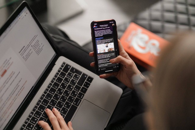 Ilustrasi Cara Cek Nomor KK Online. Foto: Unsplash.com/Maxim Ilyahov