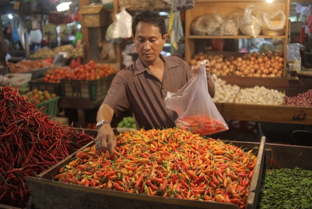 Penjual cabai mensortir cabai rawit merah di Pasar Kramat Jati, Jakarta, Rabu (29/3). Foto: Iqbal Firdaus/kumparan