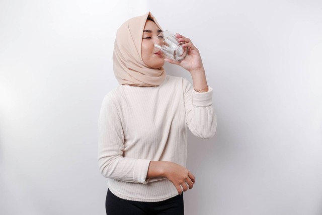 Ilustrasi pola minum air putih saat puasa. Foto: Reezky Pradata/Shutterstock