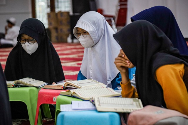 Sejumlah anak-anak mengikuti Pesantren Kilat Ramadan di Masjid Agung Sunda Kelapa, Jakarta, Rabu (29/3/2023). Foto: Jamal Ramadhan/kumparan