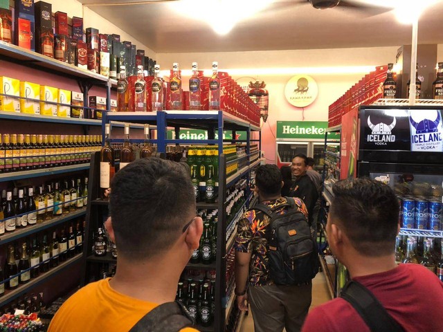 Polisi melakukan pemeriksaan di salah satu toko penjualan minuman keras. Foto: Istimewa