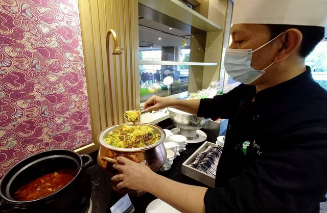 Executive Chef Santika Premiere Gubeng Surabaya Chef Apriyanto, saat menyiapkan Nasi Bukhari untuk menu buka puasa. Foto-foto: Masruroh/Basra