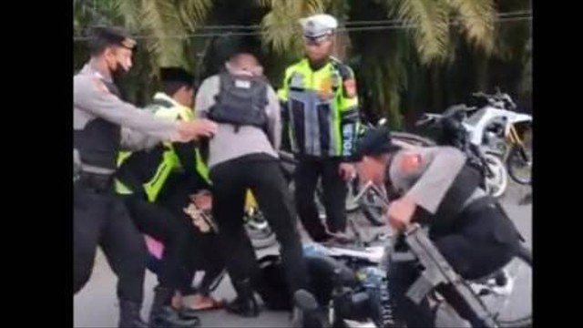 Video viral pemukulan oknum anggota polisi terhadap seorang pemotor di Mamuju Tengah. Foto: Istimewa