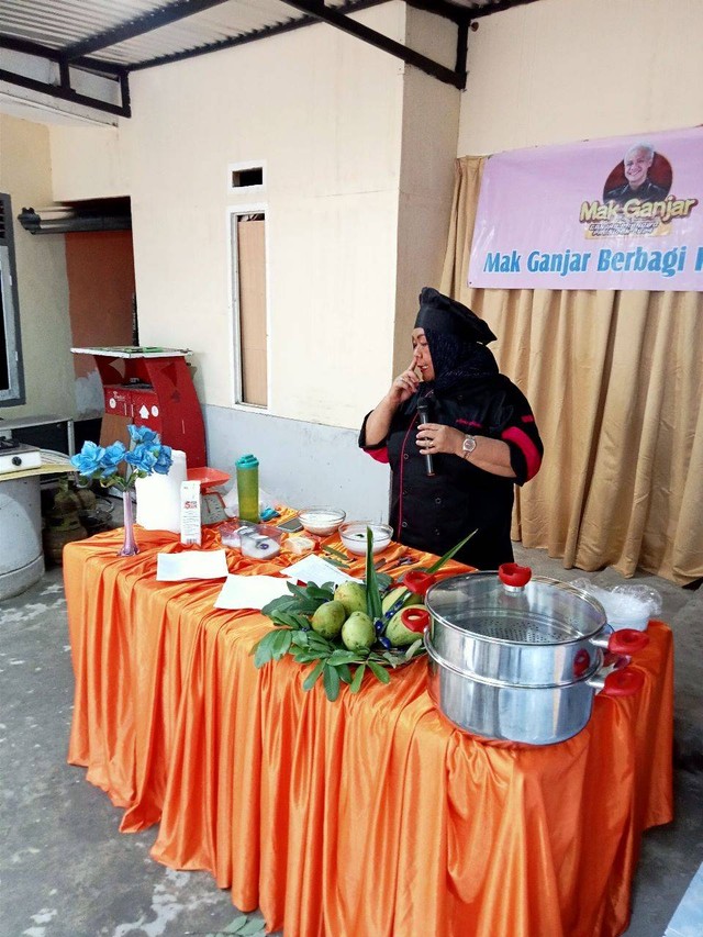 Relawan Mak Ganjar menggelar cooking class bersama ibu-ibu yang ada di Jalan H. Badar, Kelurahan Pasir Putih, Kecamatan Jambi Selatan, Kota Jambi, Provinsi Jambi, Rabu (29/3). Foto: Dok. Istimewa