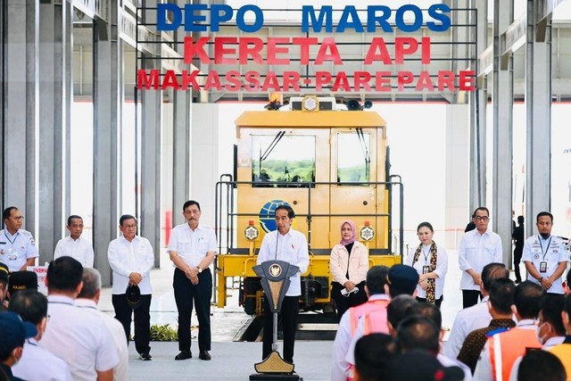 Presiden Jokowi resmikan jalur KA Lintas Makassar-Parepare dan Depo KA Maros, Rabu (29/3/2023).  Foto: Biro Pers Sekretariat Presiden