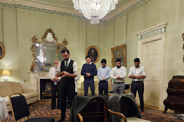 Menteri Pertama Skotlandia yang baru dikonfirmasi Humza Yousaf memimpin keluarganya salat di Bute House, Edinburgh, Skotlandia. Foto: Humza Yousaf/via REUTERS