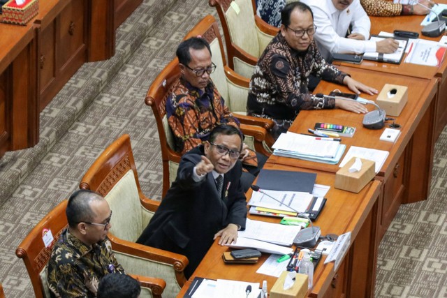 Menko Polhukam sekaligus Ketua Komite TPPU Mahfud MD bersama Ketua PPATK Ivan Yustiavandana (kiri) mengikuti rapat dengar pendapat umum (RDPU) bersama Komisi III DPR di kompleks Parlemen, Senayan, Rabu (29/3/2023).  Foto: Rivan Awal Lingga/ANTARA FOTO