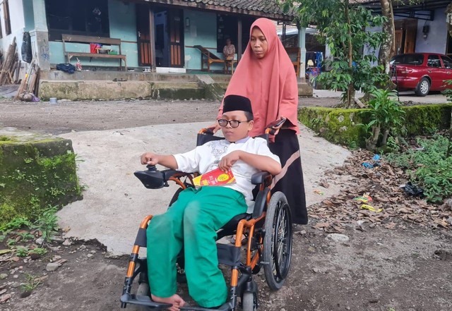 Bibir Kholilurrohman bersama ibunya Khoiriyah saat hendak berangkat mengaji menghafalkan Al-Quran. Foto: Dok. Istimewa