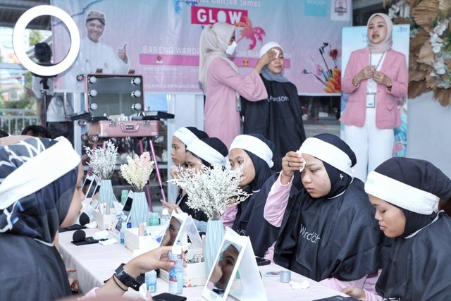 Pelatihan make up yang digelar Srikandi Ganjar untuk para perempuan milenial di Jambi pada Rabu (29/3/2023). Foto: Dok. Istimewa