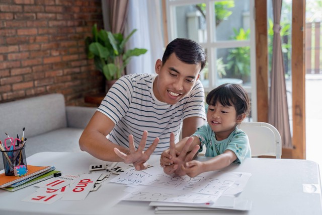 Ilustrasi anak belajar baca, tulis, dan berhitung (Calistung). Foto: Odua Images/Shutterstock