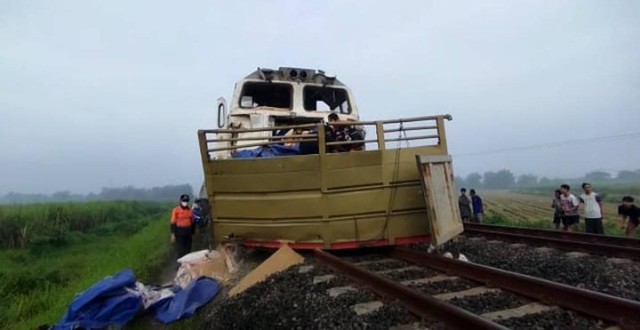 Mogok di Perlintasan Jombang, Truk Pakan Ternak Tertabrak KA Turangga