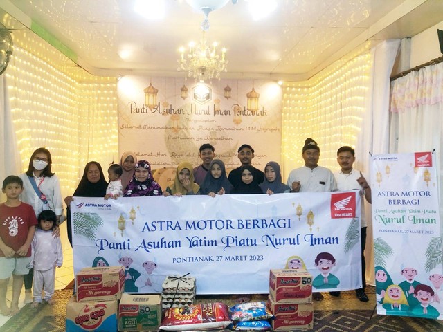 Foto bersama perwakilan anak-anak Panti Asuhan Yatim Piatu Nurul Iman. Foto: Dok. Astra Motor Kalbar