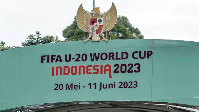 Papan promosi Piala Dunia U-20 Indonesia 2023 di kawasan GBK Arena, Jakarta, Kamis (30/3/2023). Foto: Aprillio Akbar/Antara Foto