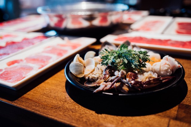 Ilustrasi Restoran Shabu-shabu di Bekasi. Foto: Unplash/Frank Zhang