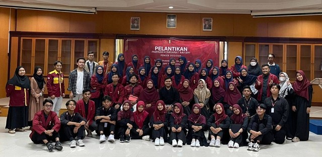 Foto Bersama Pimpinan Komisariat IMM BPP Universitas Ahmad Dahlan (UAD) Periode 2023–2024 beserta tamu undangan (Foto: Istimewa)