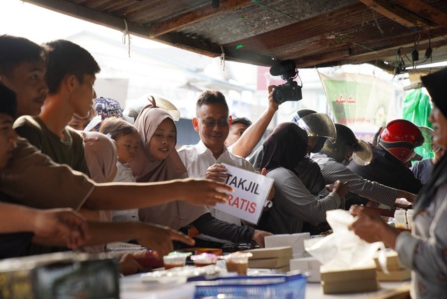Wali Kota Pontianak borong takjil untuk dibagikan secara gratis kepada warga sekitar. Foto: Dok Prokopim Pemkot Pontianak