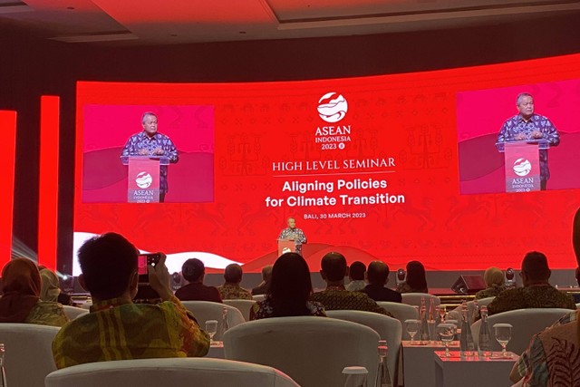 Gubernur Bank Indonesia, Perry Warjiyo dalam memberika keynote speech dalam High Level Seminar Aligning Policies for Climate Transition, BNDCC, Bali, Kamis (30/3).  Foto: Sinar Utami/kumparan