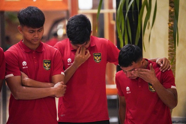 Ekspresi sedih penggawa Timnas U-20 usai mendengar kabar FIFA resmi mencabut status Indonesia sebagai tuan rumah Piala Dunia U-20 2023. Foto: PSSI