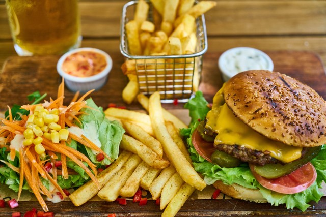 Ilustrasi makanan yang dihindari saat diet. Foto: Pexels.com