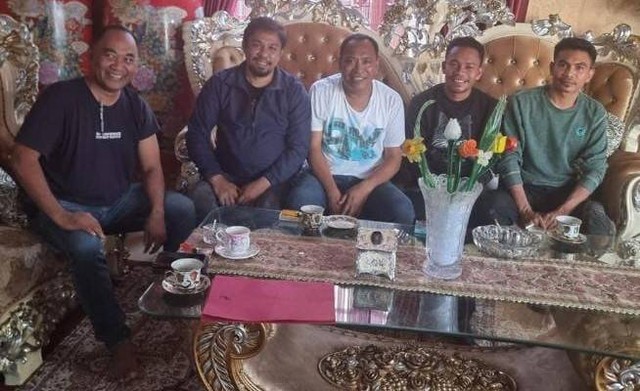 Bupati Halmahera Selatan, Usman Sidik (kaos putih) didampingi kuasa hukumnya, Rahim Yasin, bersama tiga tersangka yang menggugatnya dalam perkara perbuatan melawan hukum. Foto: Istimewa