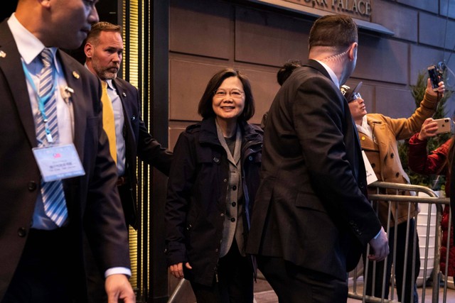 Presiden Taiwan Tsai Ing-wen meninggalkan sebuah hotel di New York, Rabu, (29/3/2023).  Foto: Seth Wenig/AP PHOTO