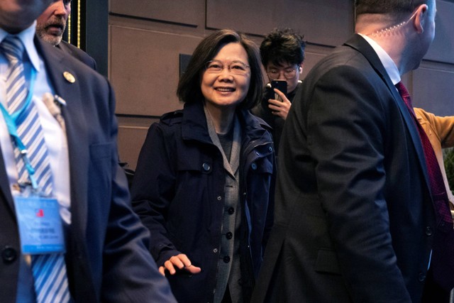 Presiden Taiwan Tsai Ing-wen meninggalkan sebuah hotel di New York, Rabu, (29/3/2023).  Foto: Seth Wenig/AP PHOTO