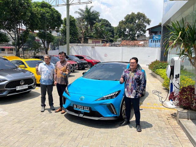 PT MG Motor Indonesia resmikan pembukaan diler MG Mampang dan stasiun pengisian daya ulang mobil listrik, Rabu (29/3/2023). Foto: Sena Pratama/kumparan